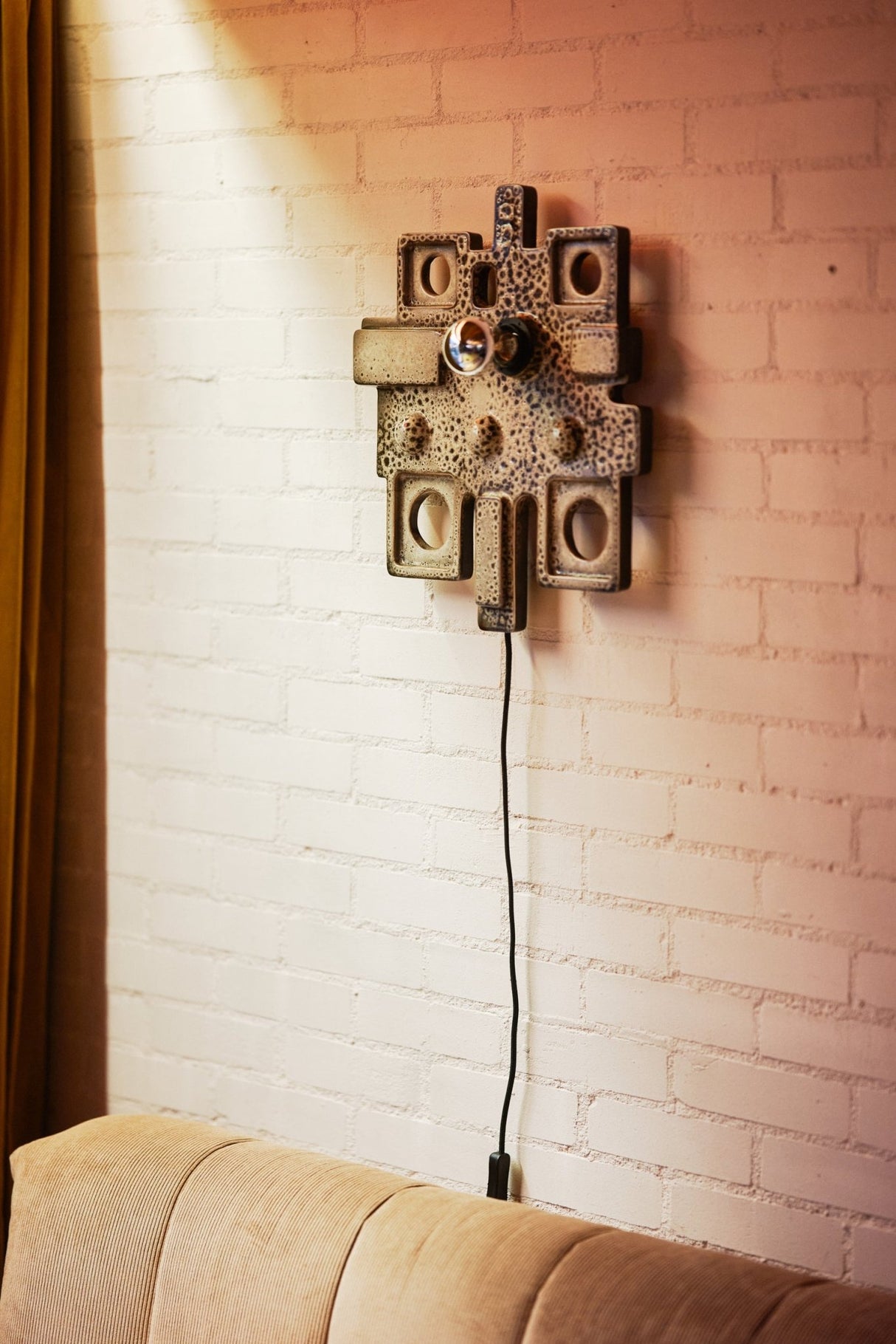 Ceramic relief wall lamp - Urban Nest