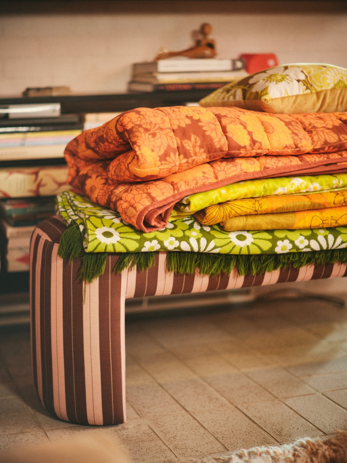 Lobby bench striped - Urban Nest