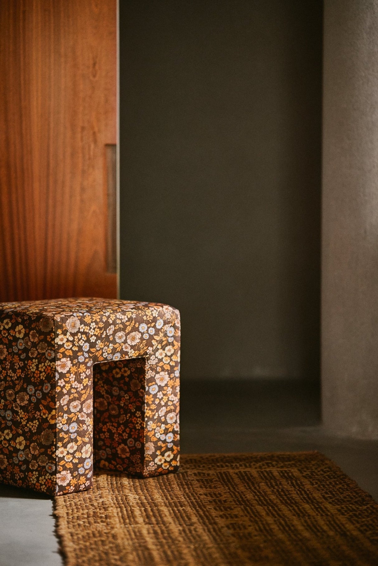 Lobby stool - Urban Nest