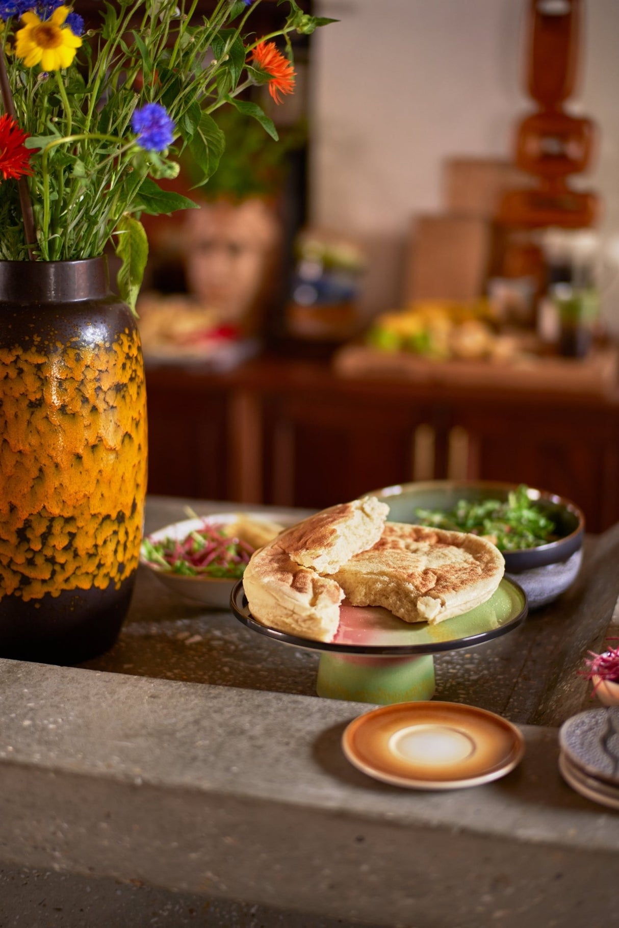 70s ceramics plateau M - licorice - Urban Nest