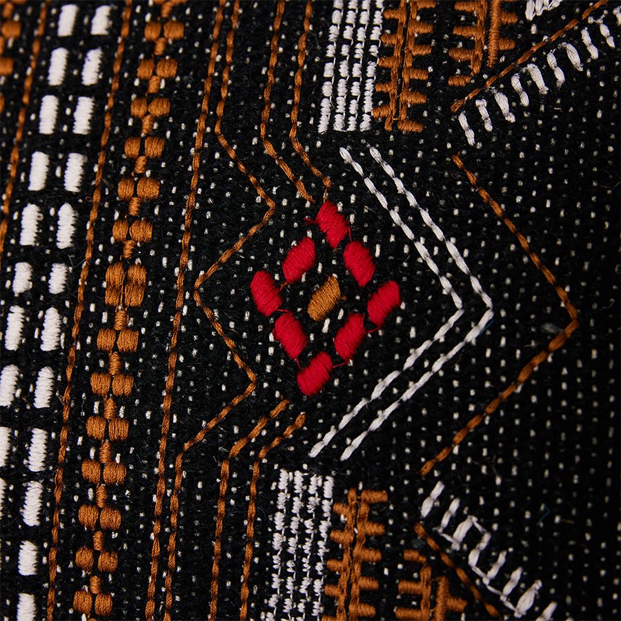 Oriental embroidered cushion Courtyard (40x60) - Urban Nest