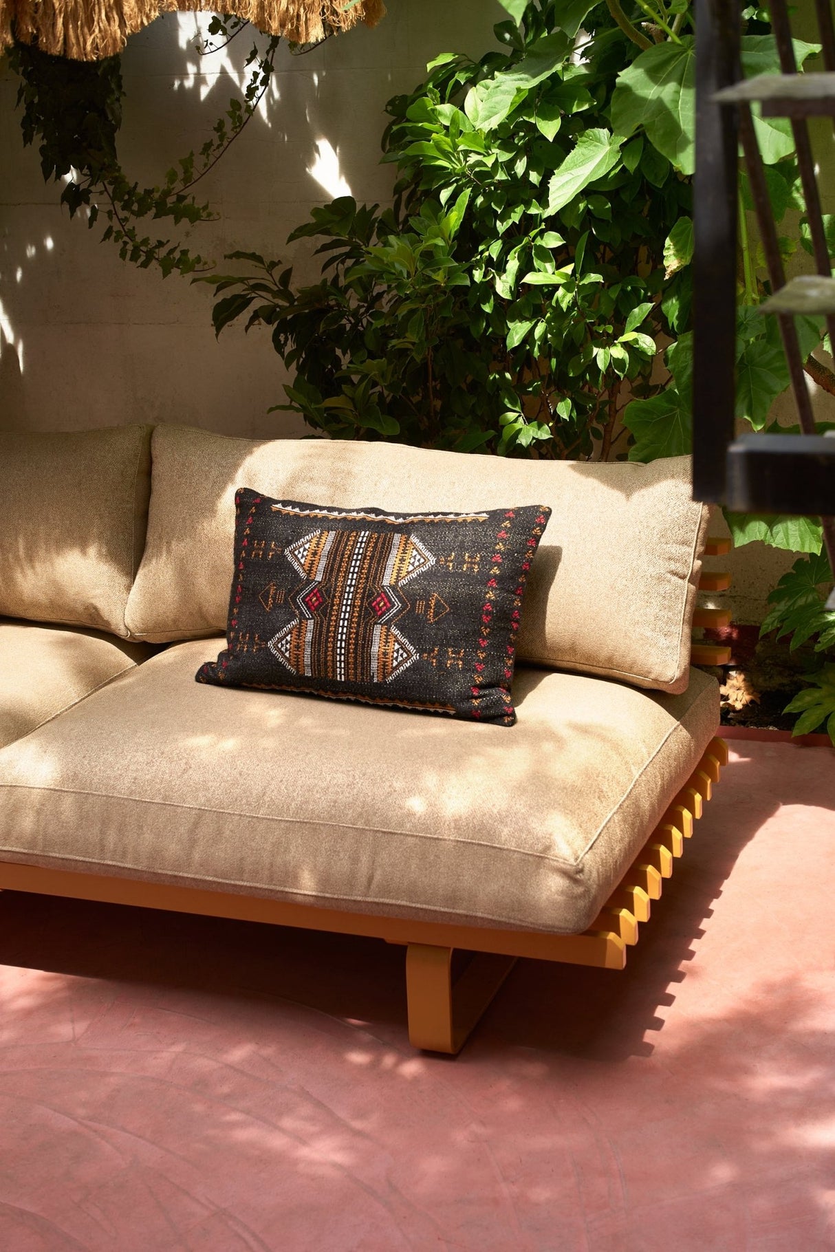 Oriental embroidered cushion Courtyard (40x60) - Urban Nest