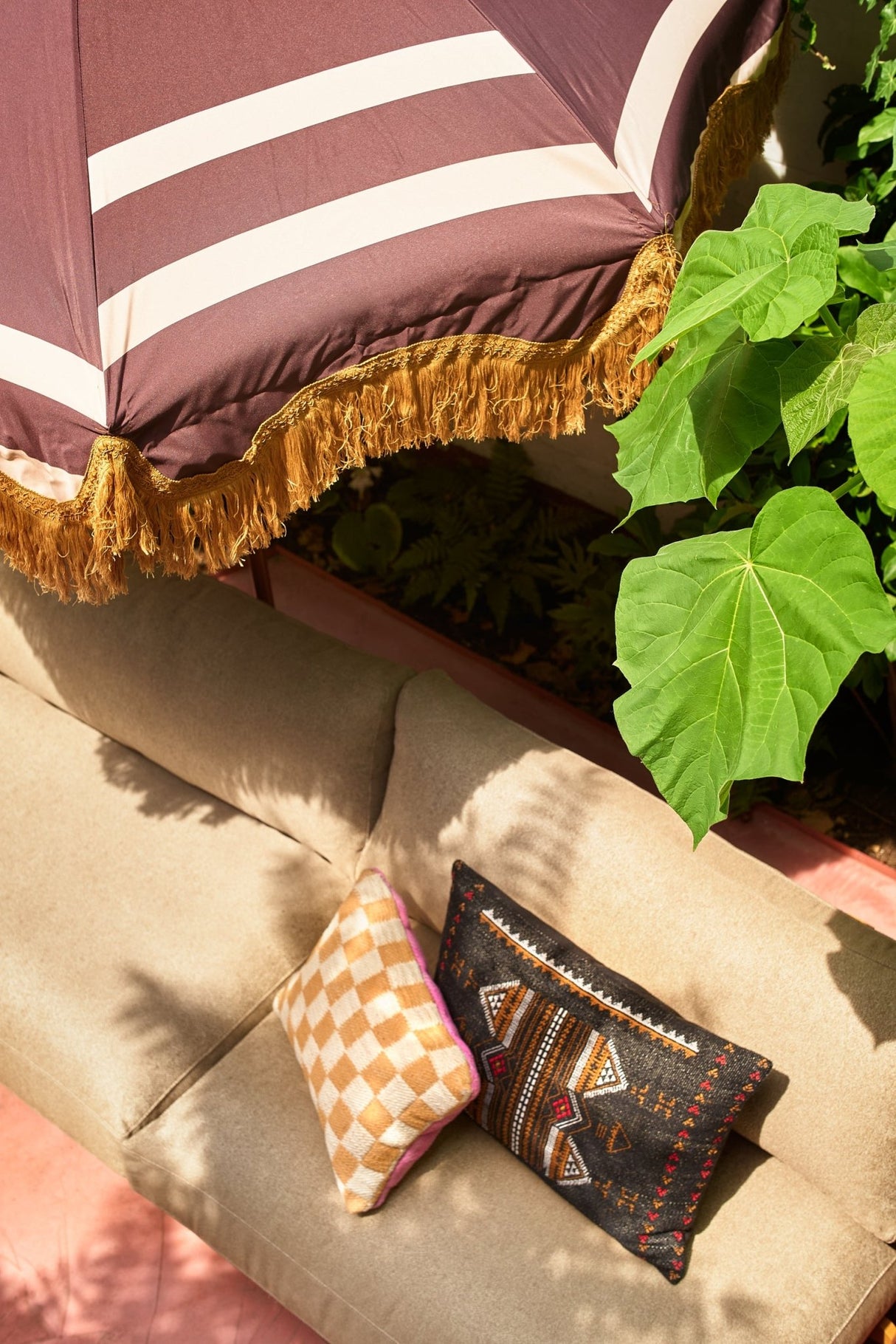Oriental embroidered cushion Courtyard (40x60) - Urban Nest