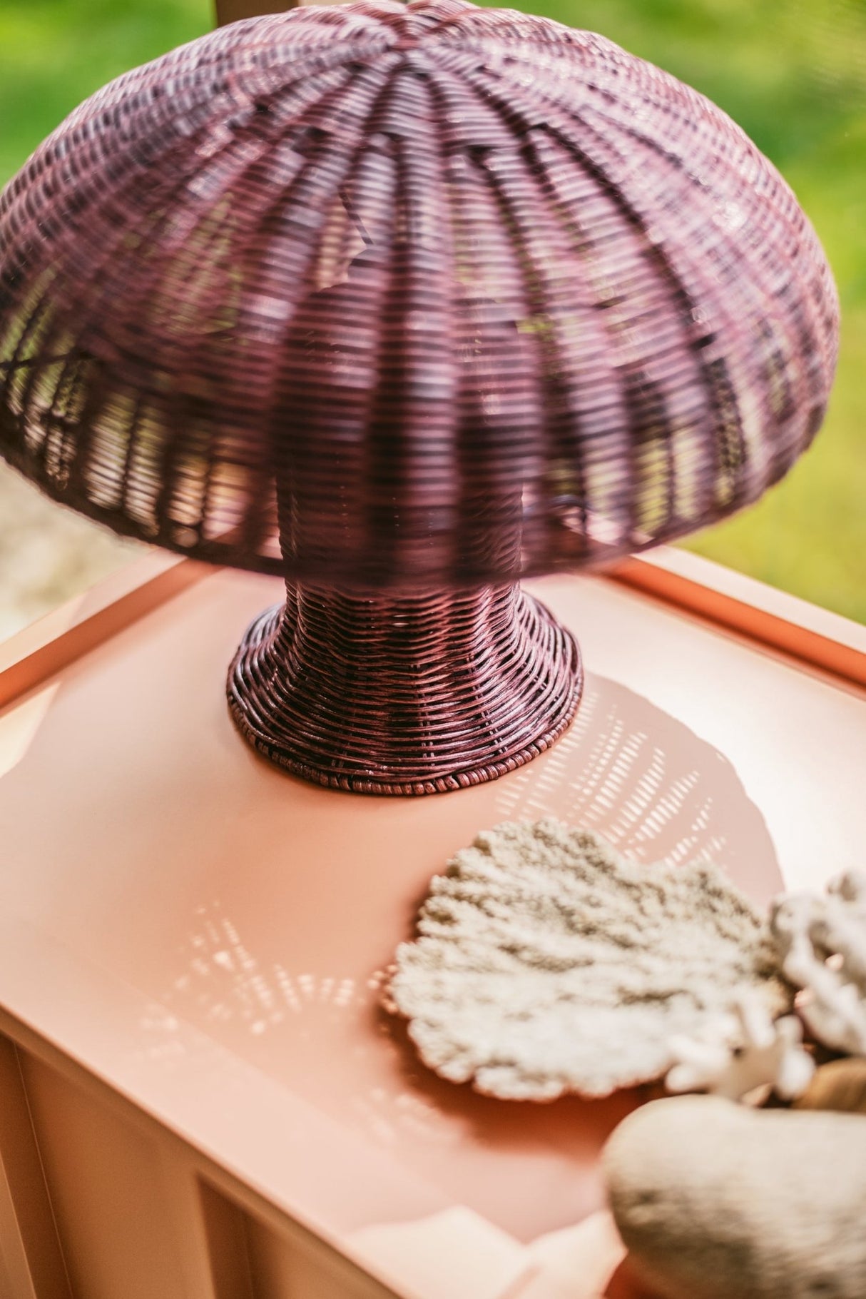 Rattan table lamp - burgundy - Urban Nest