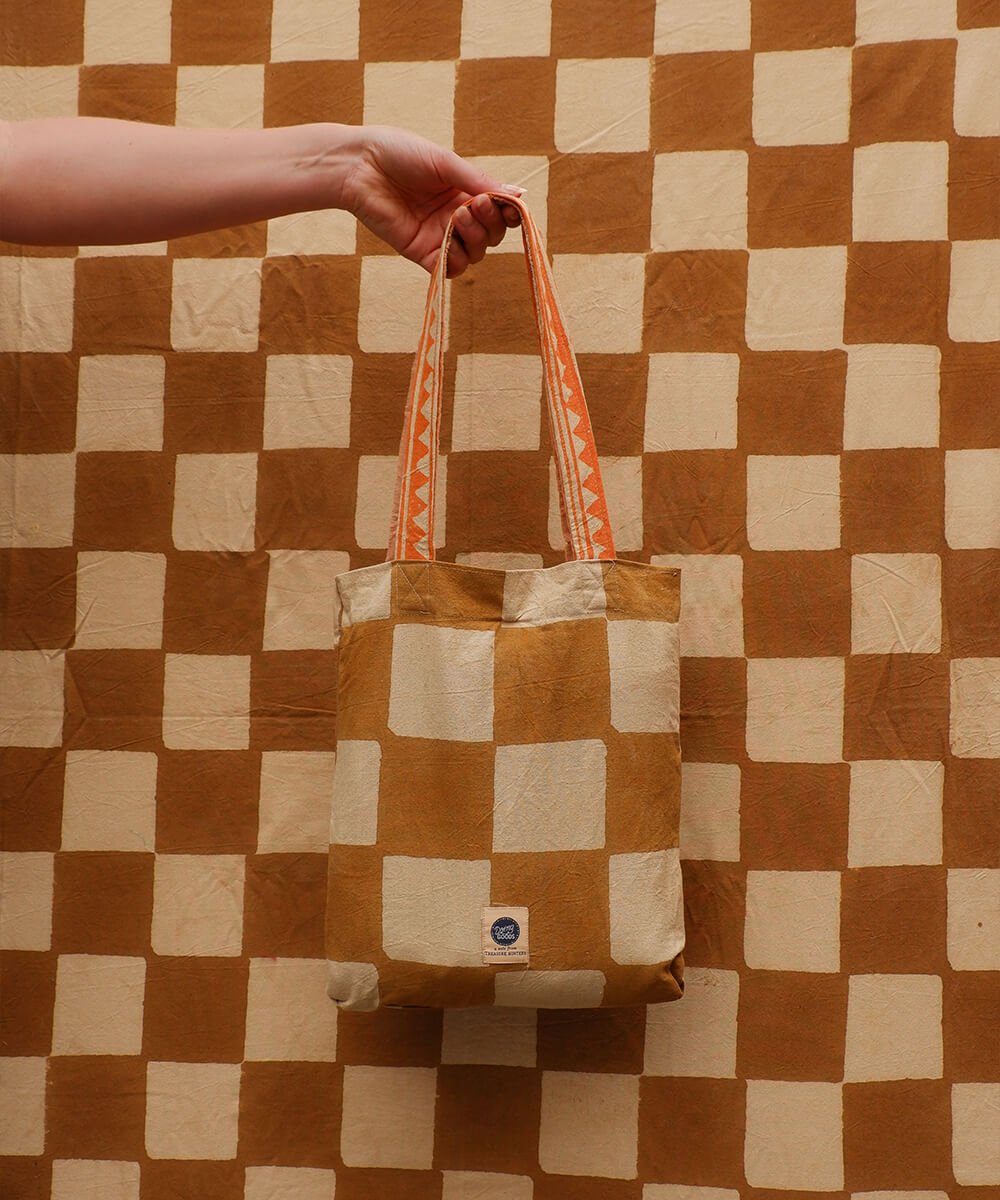 Checkmate throw in tote bag - Urban Nest