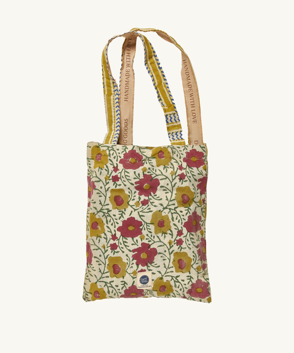Evy throw in tote bag - Urban Nest