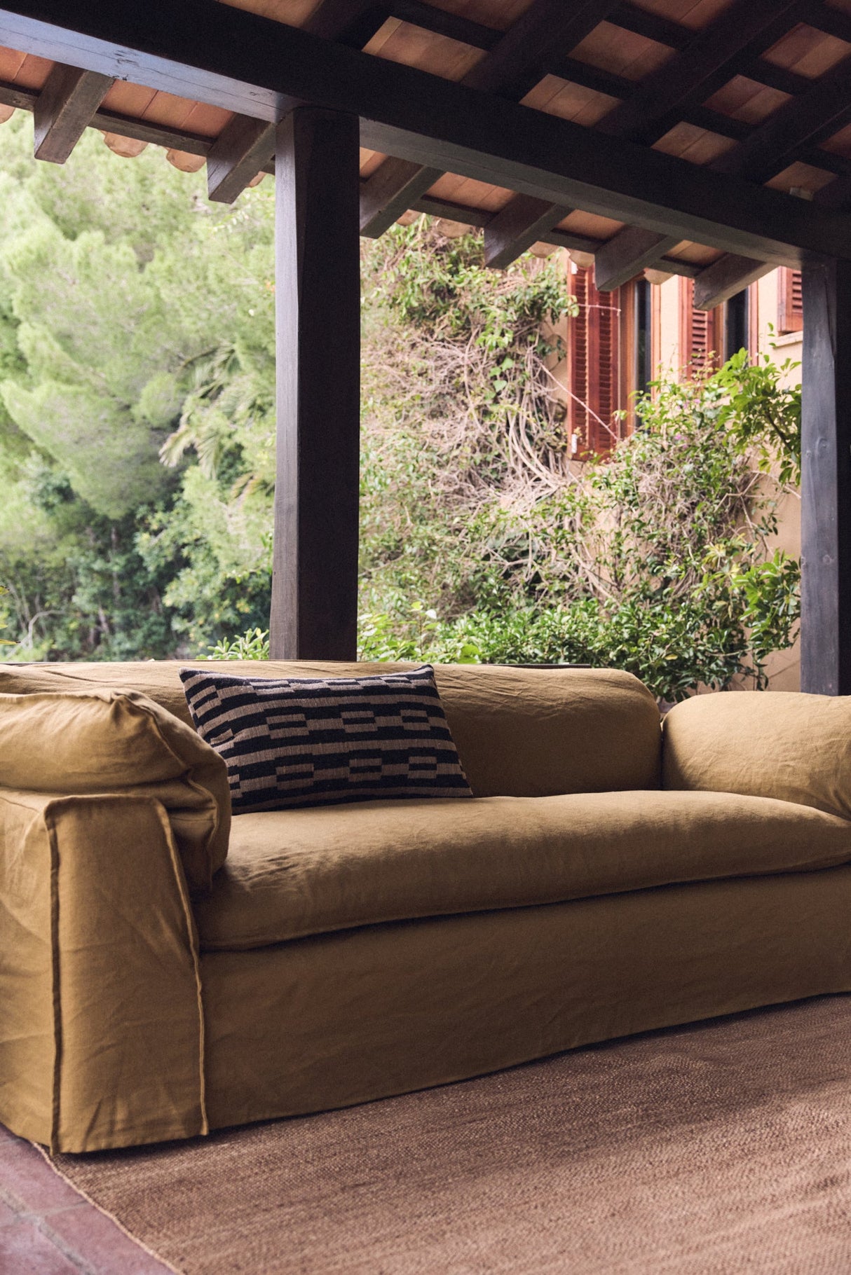 Natural monochrome cushion - Urban nest