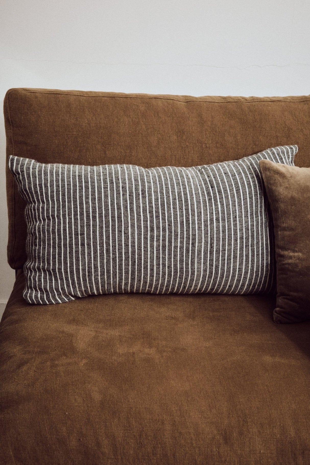 Striped cushion monochrome - Urban nest