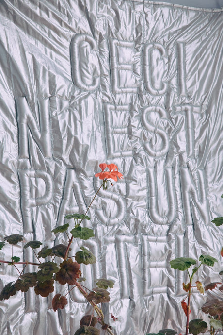 Wall art 'Ceci n'est pas un hôtel' - Urban nest