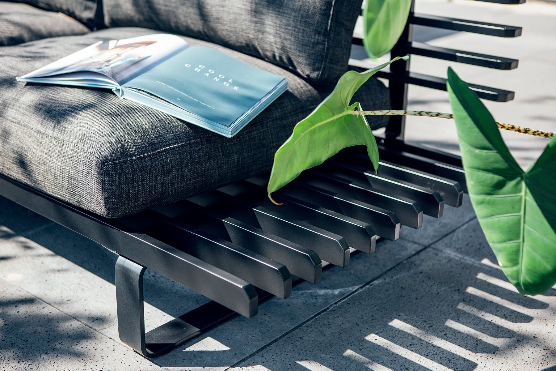 Aluminium outdoor lounge sofa - charcoal - Urban Nest